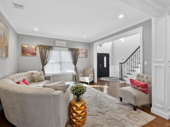 805 Pine Place, Bellmore NY 11710