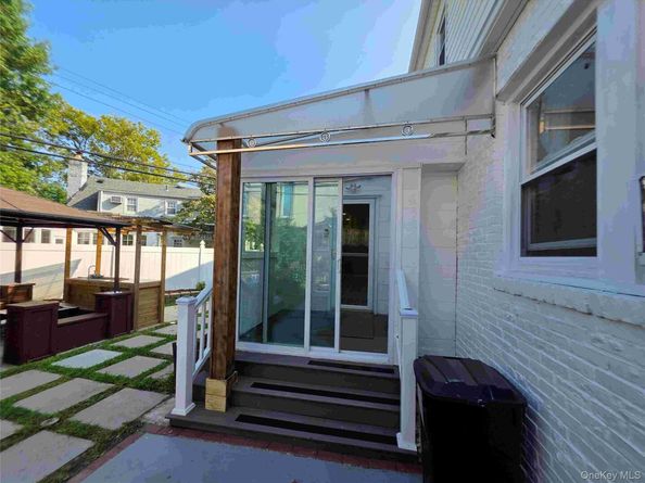 30 Aberdeen Road, New Hyde Park NY 11040