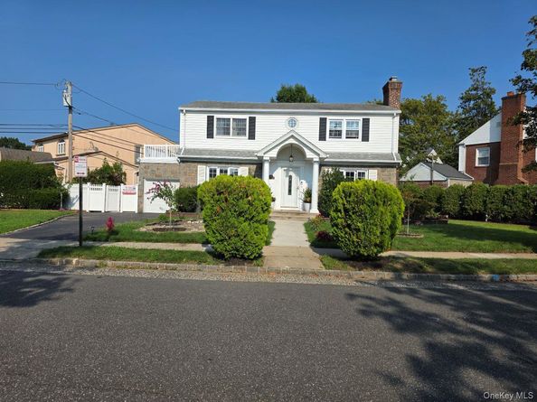 30 Aberdeen Road, New Hyde Park NY 11040