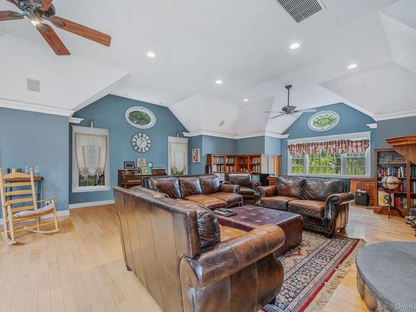 10 Spyglass Lane, East Setauket NY 11733