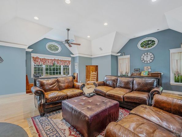 10 Spyglass Lane, East Setauket NY 11733