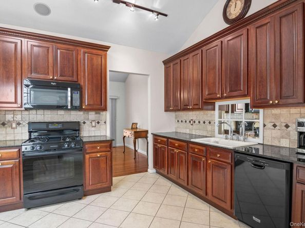 37 Constantine Way, Mount Sinai NY 11766