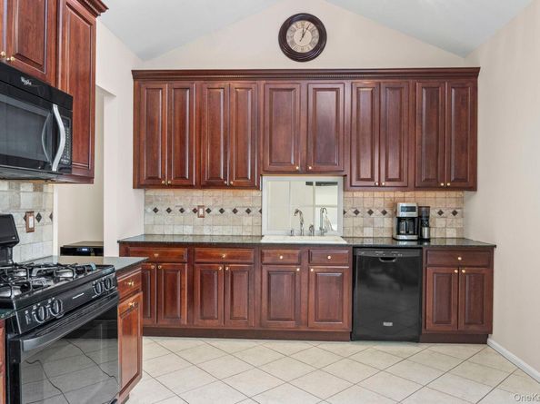 37 Constantine Way, Mount Sinai NY 11766
