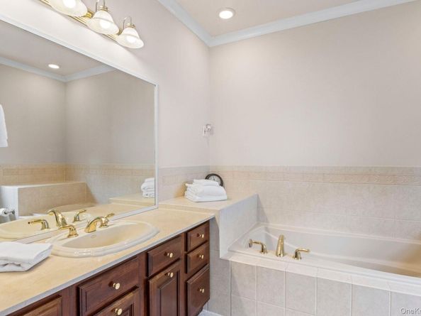 37 Constantine Way, Mount Sinai NY 11766
