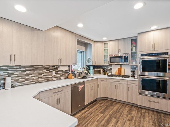 411 Demott Avenue, Rockville Centre NY 11570