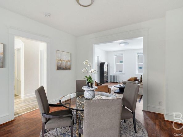 27-12 Ditmars Boulevard, Astoria NY 11105