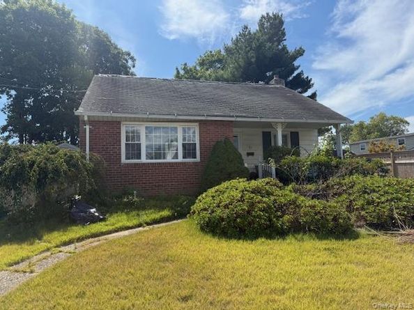 71 Kane Place, North Babylon NY 11703