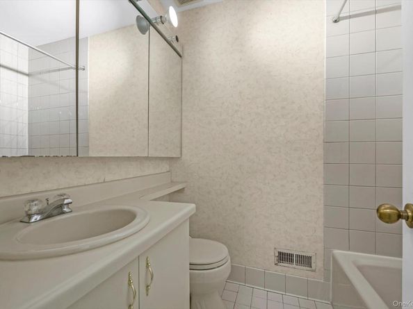 242-12A oak park Drive 99A, Douglaston NY 11362