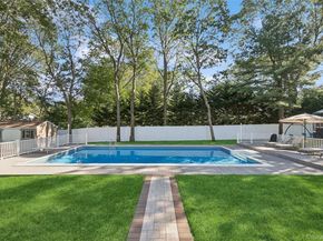 28 Val Court, Holbrook NY 11741