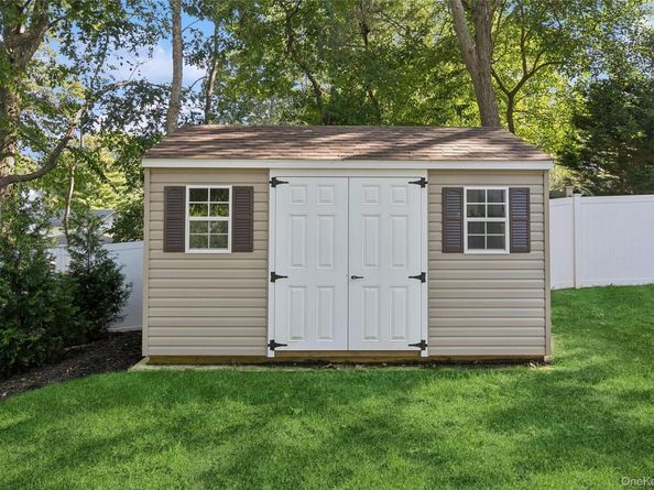28 Val Court, Holbrook NY 11741
