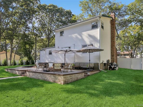 28 Val Court, Holbrook NY 11741