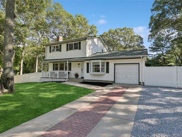 28 Val Court, Holbrook NY 11741