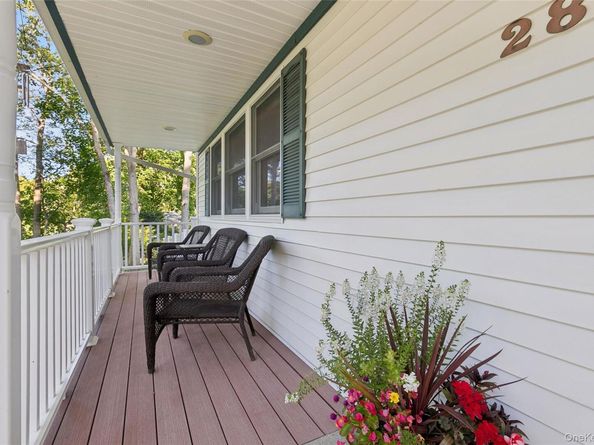 28 Val Court, Holbrook NY 11741