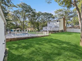 28 Val Court, Holbrook NY 11741