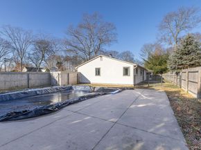 5 Longleaf Lane, Medford NY 11763