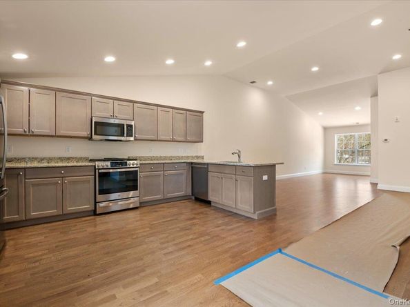 4 Steven Circle 4, Dix Hills NY 11746