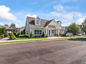 4 Steven Circle 4, Dix Hills NY 11746