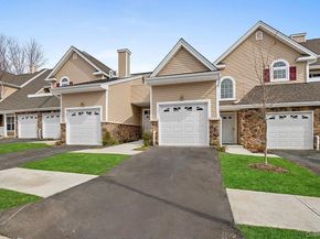 4 Steven Circle 4, Dix Hills NY 11746