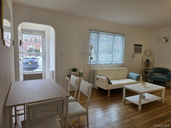 7019 261st Street 122E6, Glen Oaks NY 11004