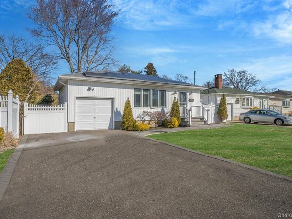 23 Pearsall Place, Deer Park NY 11729