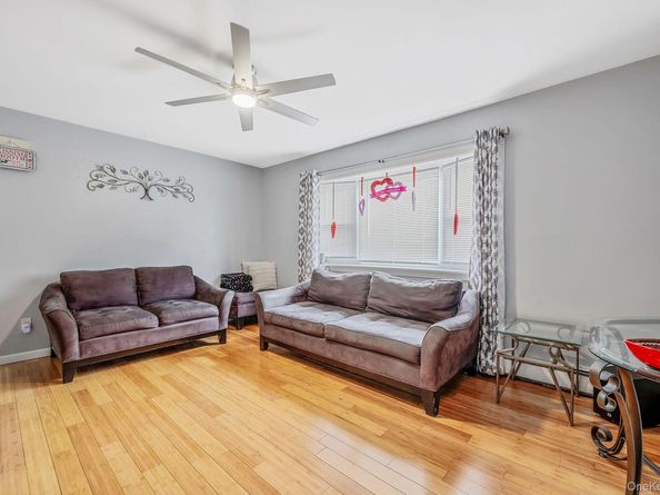 Undisclosed Address #961734, Lindenhurst NY 11757