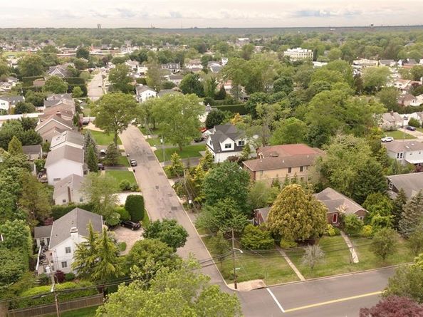 2077 Byron Road, Merrick NY 11566