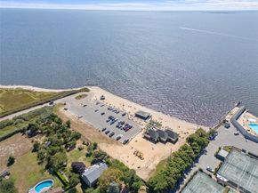 3 Crystal Brook Court, Islip NY 11751