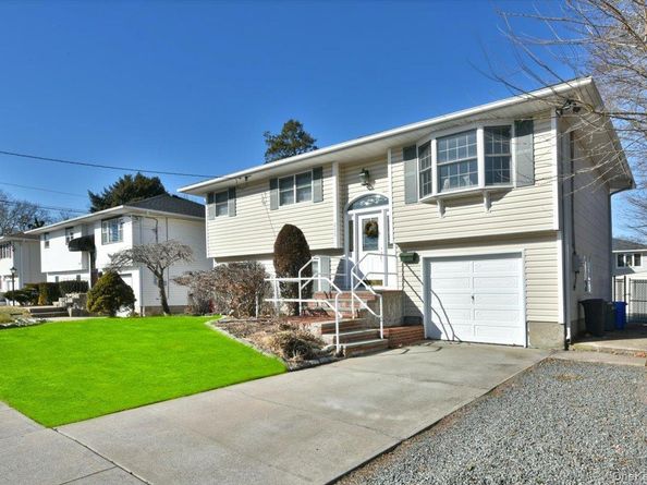 255 Brookside Court, Copiague NY 11726