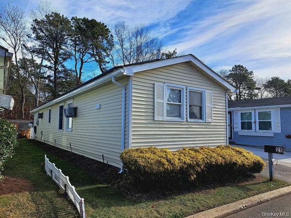 21 Village Circle E, Manorville NY 11949