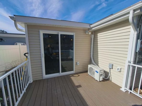 21 Village Circle E, Manorville NY 11949