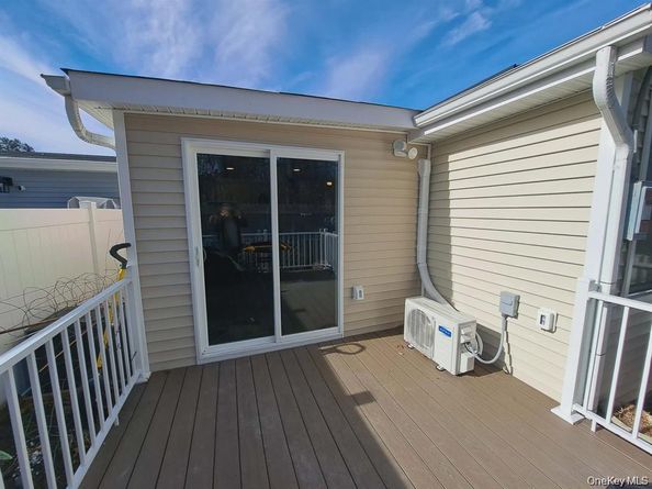 21 Village Circle E, Manorville NY 11949