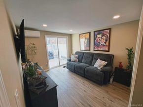 21 Village Circle E, Manorville NY 11949