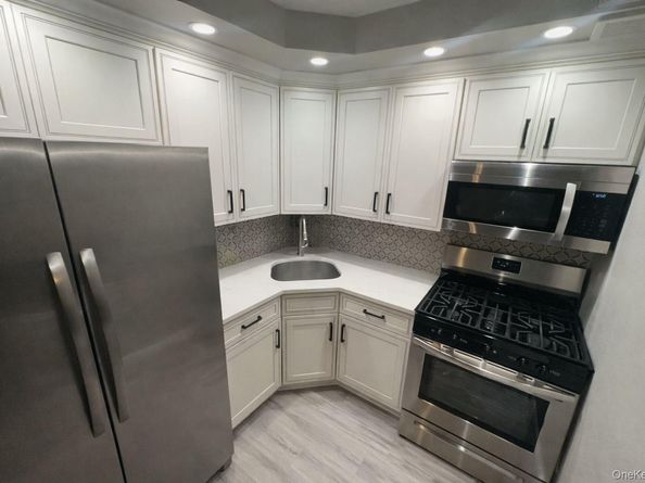 61-12 69th Street 2M, Middle Village NY 11379