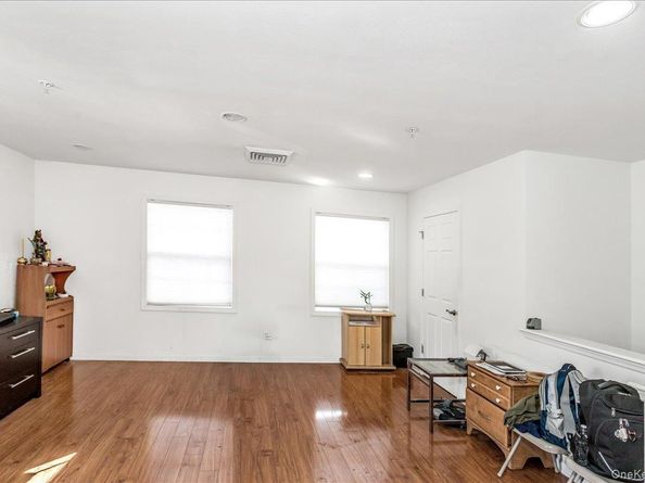 802 Willow Lane Upper Level, Valley Stream NY 11580
