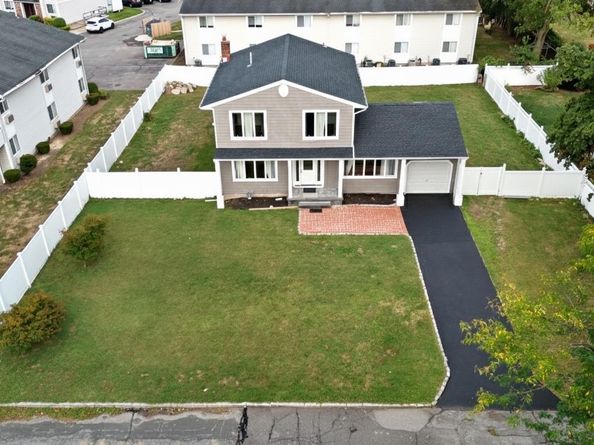 27 E Neck Court, West Babylon NY 11704