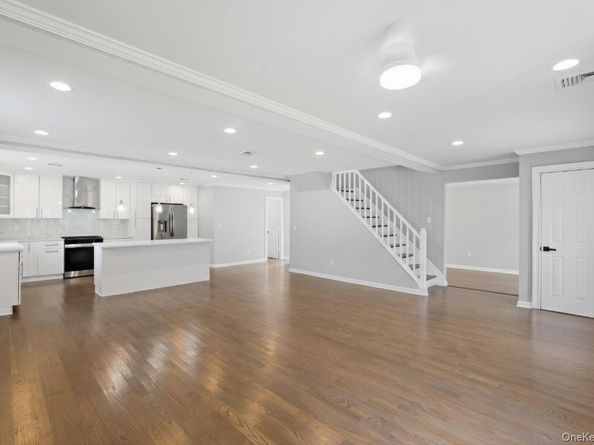 27 E Neck Court, West Babylon NY 11704