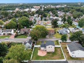 27 E Neck Court, West Babylon NY 11704