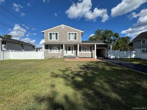 27 E Neck Court, West Babylon NY 11704