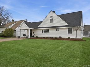 25 Gleaner Lane, Levittown NY 11756