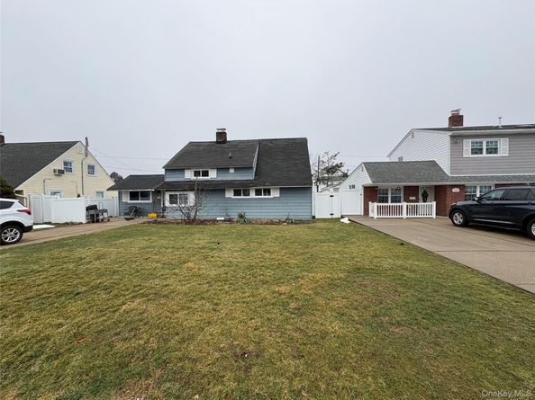 70 Abbey Lane, Levittown NY 11756