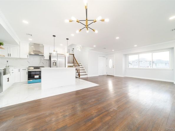 8 Spector Lane, Plainview NY 11803