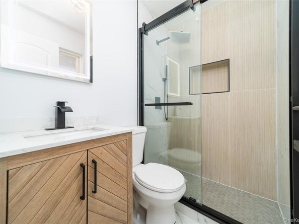 8 Spector Lane, Plainview NY 11803