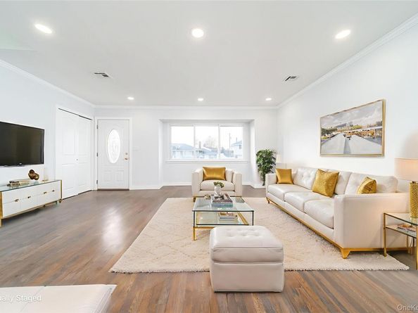 8 Spector Lane, Plainview NY 11803