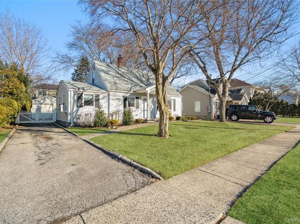 23 Harvard Street, Roslyn Heights NY 11577