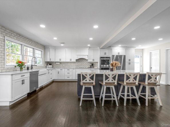 702 10th Avenue, East Northport NY 11731