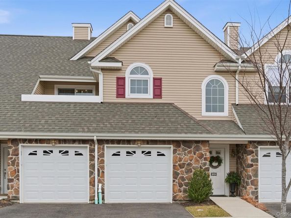 28 Steven Circle, Dix Hills NY 11746