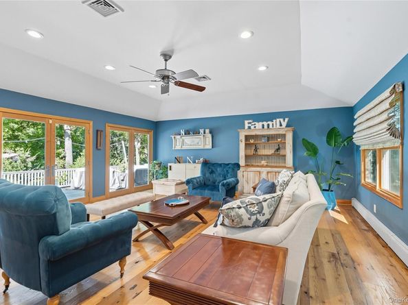 16 Pine Road, Syosset NY 11791