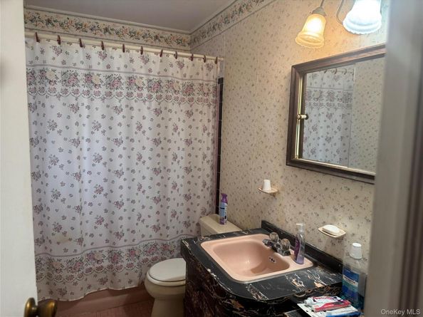 91 8th Ave, Kings Park NY 11754