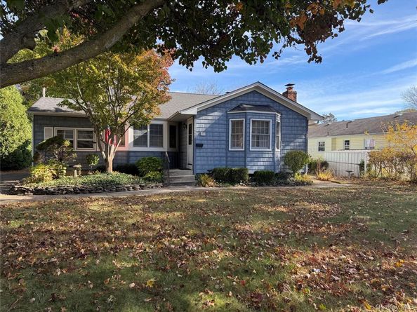 91 8th Ave, Kings Park NY 11754