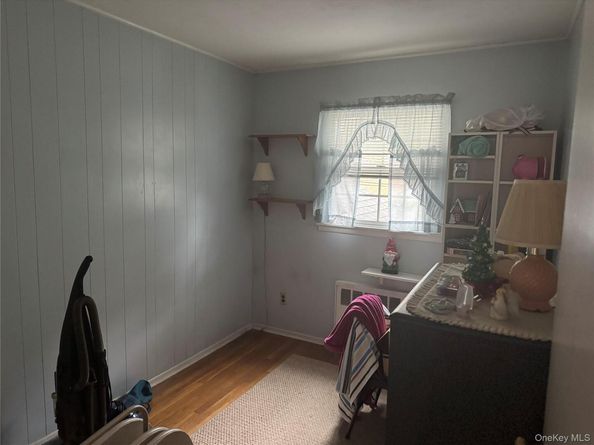 91 8th Ave, Kings Park NY 11754